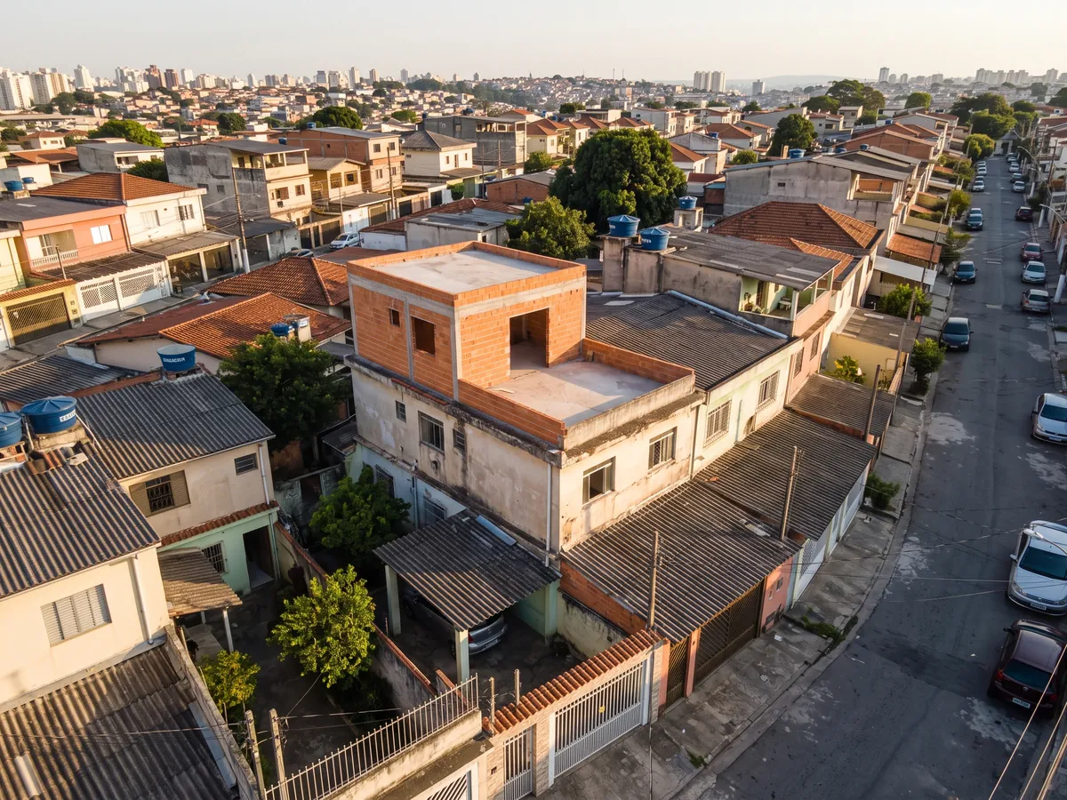 Aerial view of a block of houses in São Paulo, with a townhouse that has a new room on the roof slab